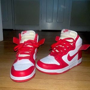 Nike Chicago Dunks for sale!
Basically New!! Worn once!!
Size is 6y.